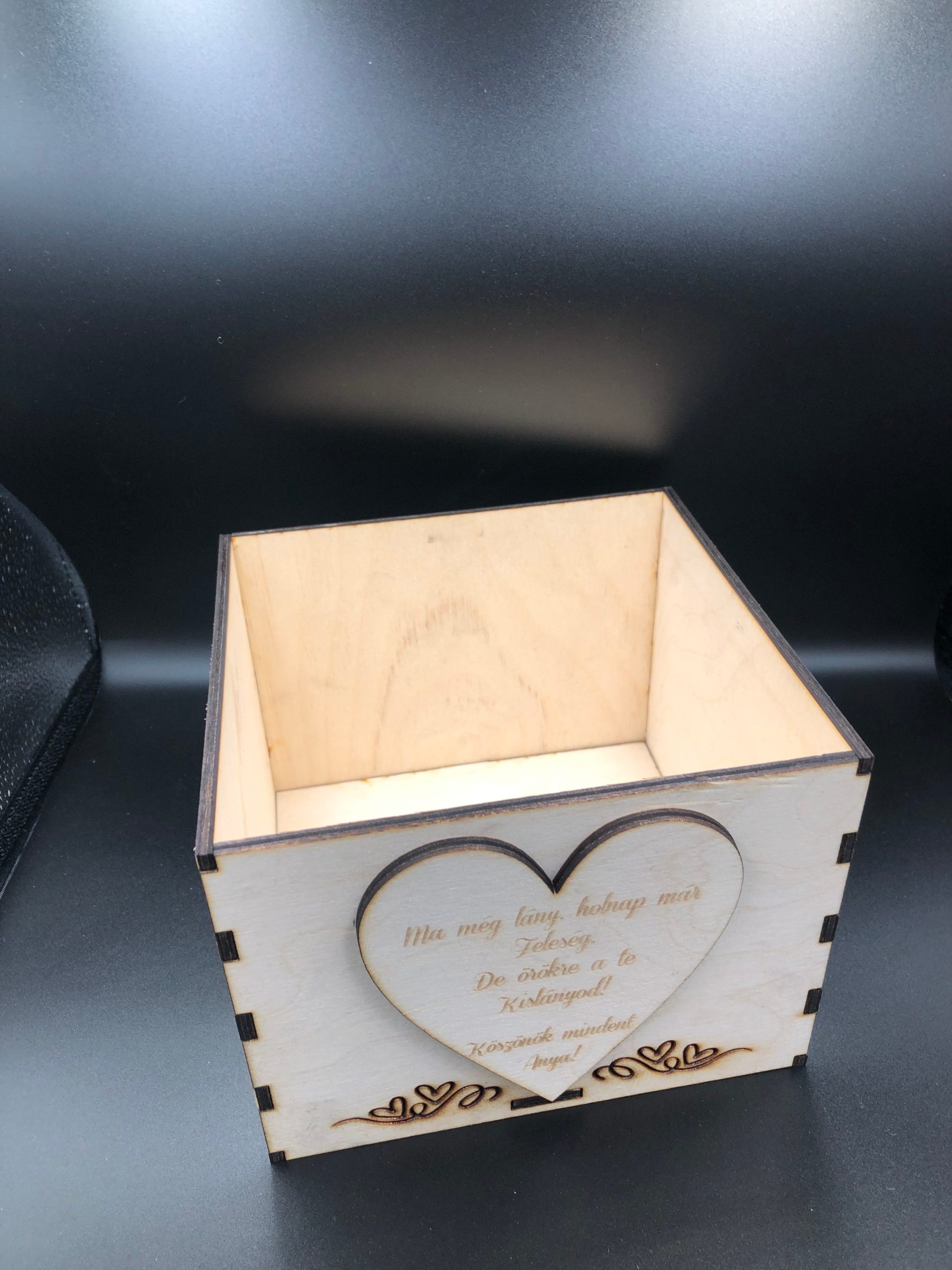 Szülőköszöntő virágos dobozka édesanyáknak, nagymamáknak