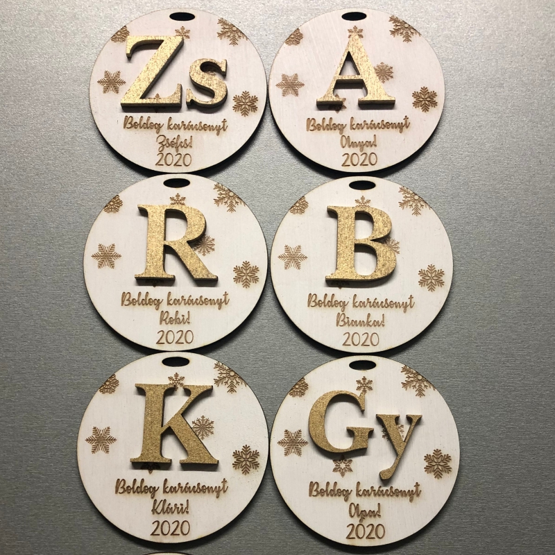 Egyedi gravírozott karácsonyfadísz arany színű betűkkel és felirattal Fa gravírozott hűtőmágnes esküvői ajándék