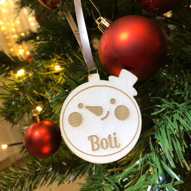 Hóemberes, egyedi gravírozott karácsonyfadísz Szív alakú fa gravírozott hűtőmágnesek esküvőre, köszönőajándékként