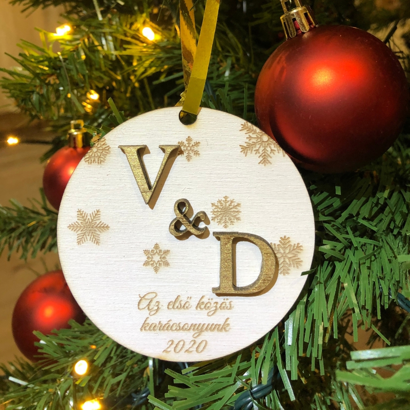 Egyedi gravírozott karácsonyfadísz arany színű betűkkel és V & D felirattal Fa gravírozott hűtőmágnes esküvői ajándék