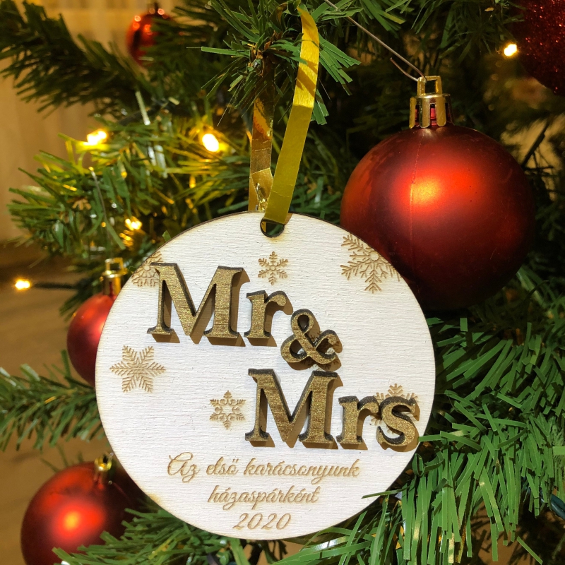 Egyedi gravírozott karácsonyfadísz arany színű Mr. és Mrs. felirattal Köszönőajándék esküvőre-Fa gravírozott hűtőmágnes