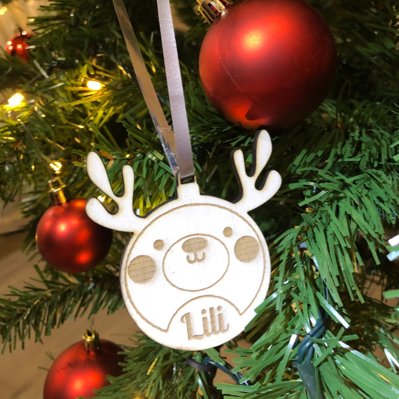 Szarvasos, egyedi gravírozott karácsonyfadísz (fa alapanyagból) Esküvői köszönőajándék-gravírozott hűtőmágnes virág mintával