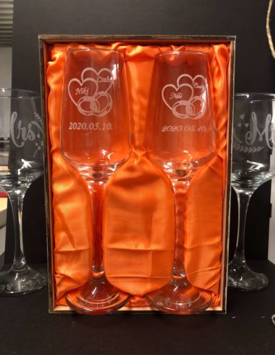 Gravírozott pezsgős pohár díszdobozban