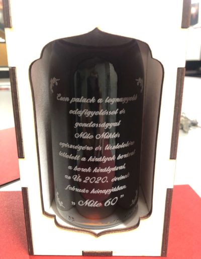 Boros palack gravírozott szöveggel tartóban