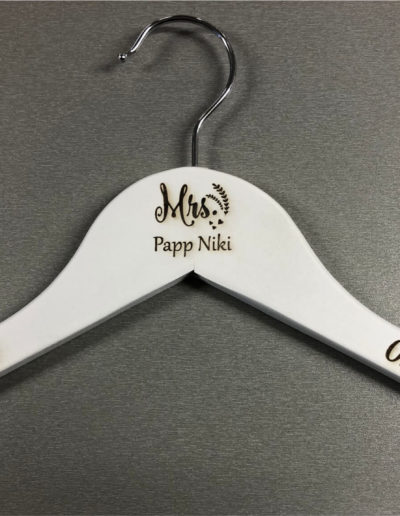 Esküvőre fa vállfa dátummal névvel gravírozva