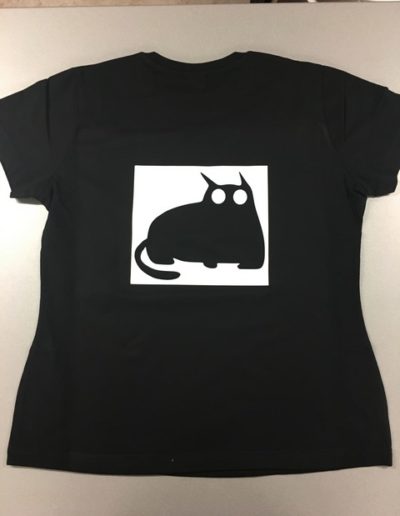 Fekete póló fehér mintával