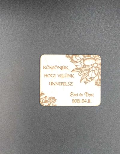 Esküvői köszönőajándék-gravírozott hűtőmágnes virág mintával
