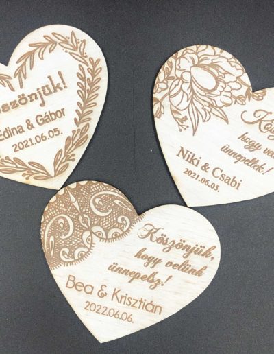 Szív alakú fa gravírozott hűtőmágnesek esküvőre, köszönőajándékként